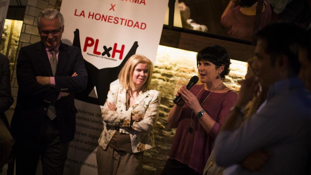 Azahara Peralta, durante su intervención (a su derecha: Elisa de la Nuez y Baltasar Garzón).