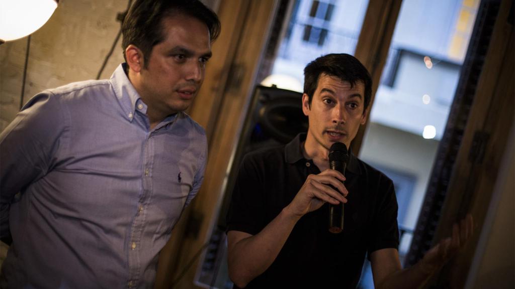 Luis Gonzalo Segura toma la palabra. A su izda: Roberto Macías.