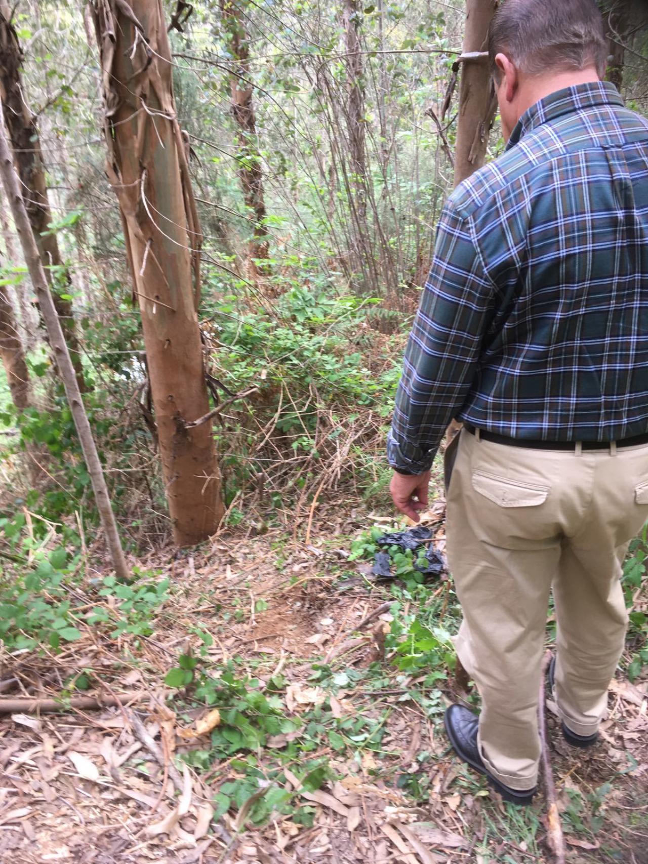 El lugar donde los agentes se encontraron el cuerpo del hijo asesinado.