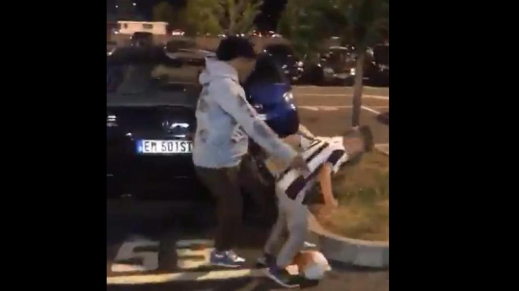 Davids juega con un aficionado con la camiseta de Dybala