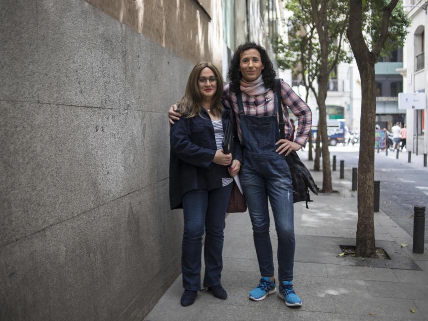 Lola y Carmen, a unos metros de la consejería de Sanidad.