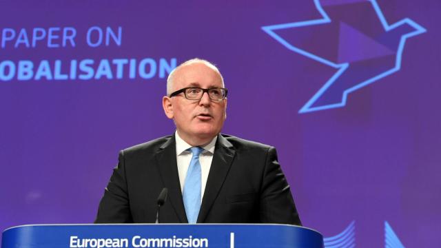 El vicepresidente Timmermans admite que la UE responde tarde a los perdedores de la globalización