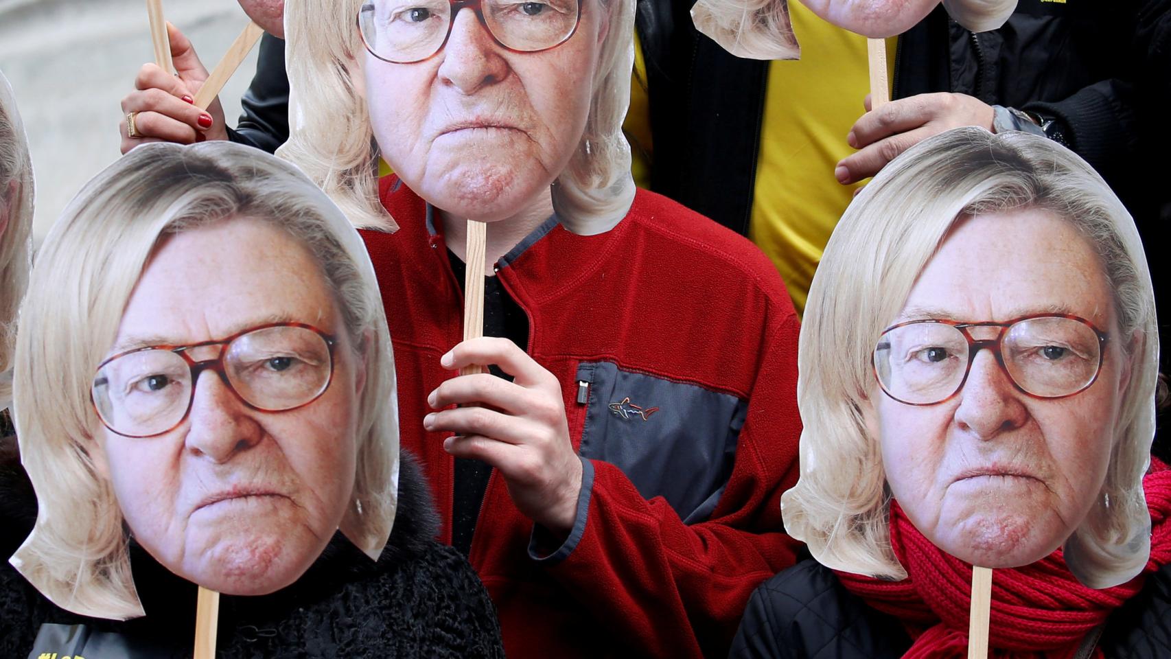 Activistas con máscaras contra el Frente Nacional, durante una protesta
