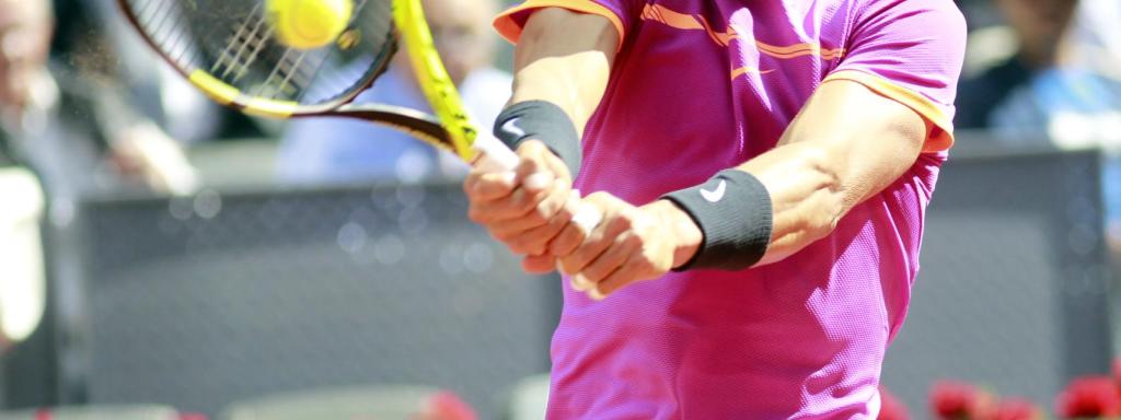 Nadal, golpeando un revés en Madrid ante Fognini.