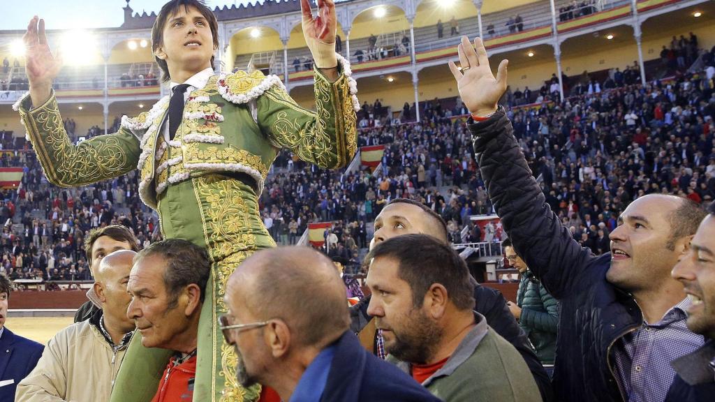 Roca Rey sale a hombros en Las Ventas