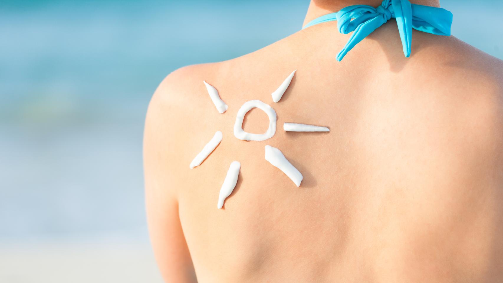 Una mujer toma el sol con protección.