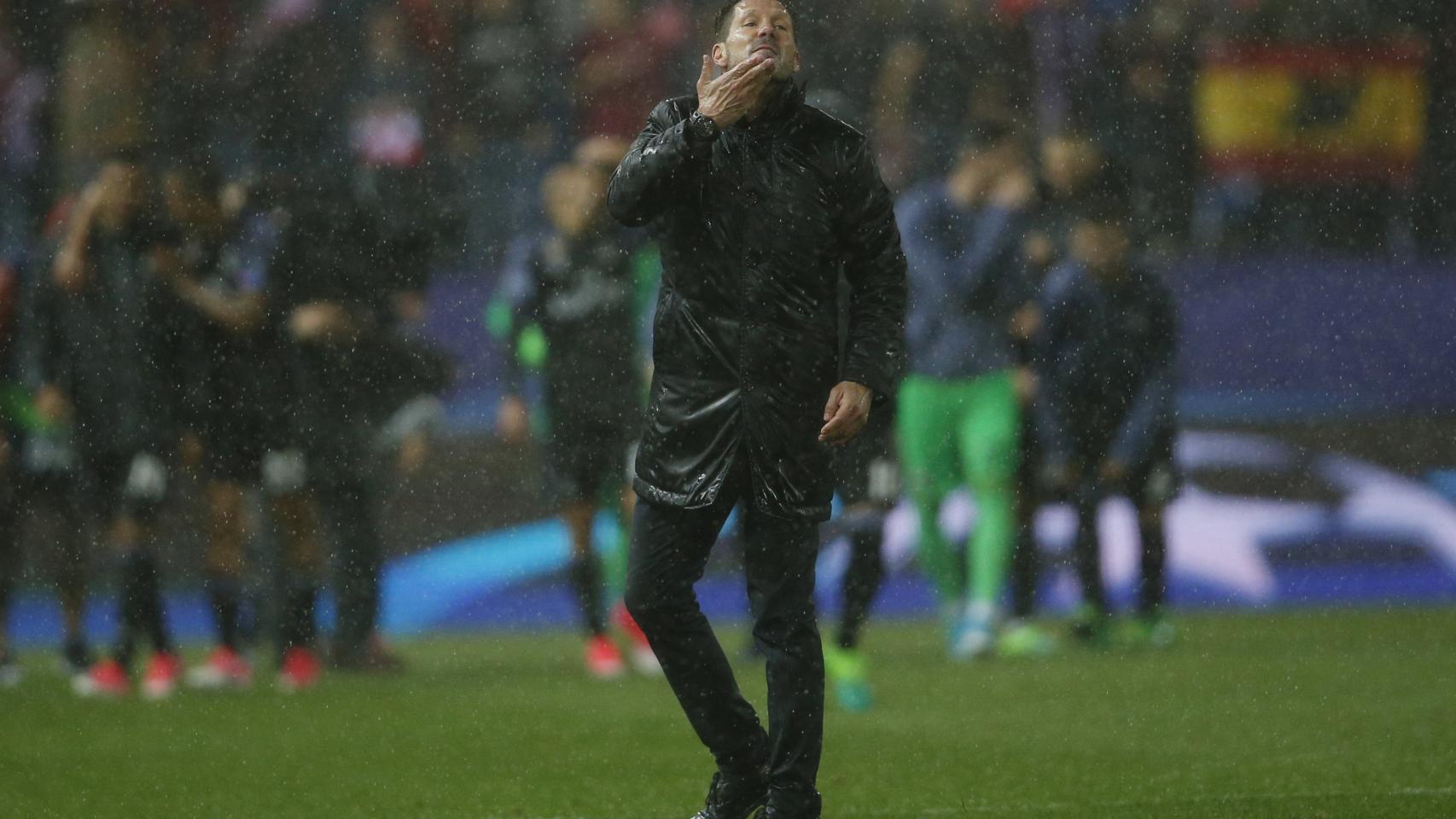 Simeone le pide a su afición que levante la cabeza tras caer eliminado.