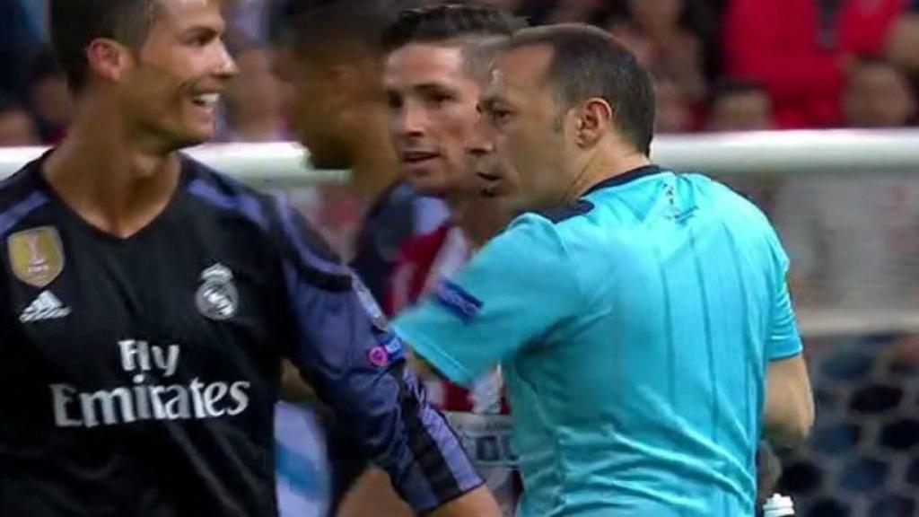 Çakir separa a Torres de Cristiano  Foto: Twitter (@chirichampions)