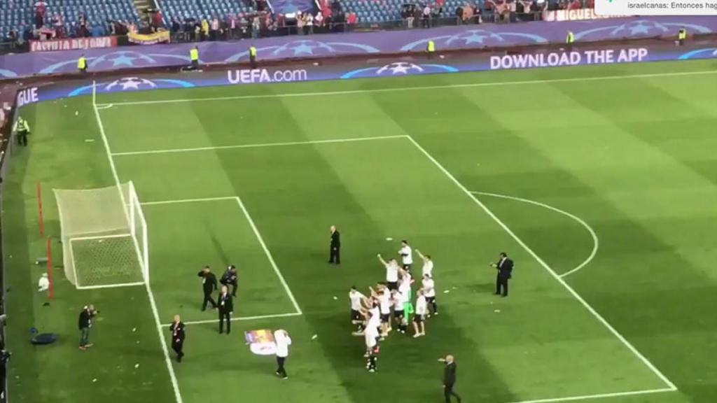 Lanzamiento de botellas a los jugadores del Real Madrid