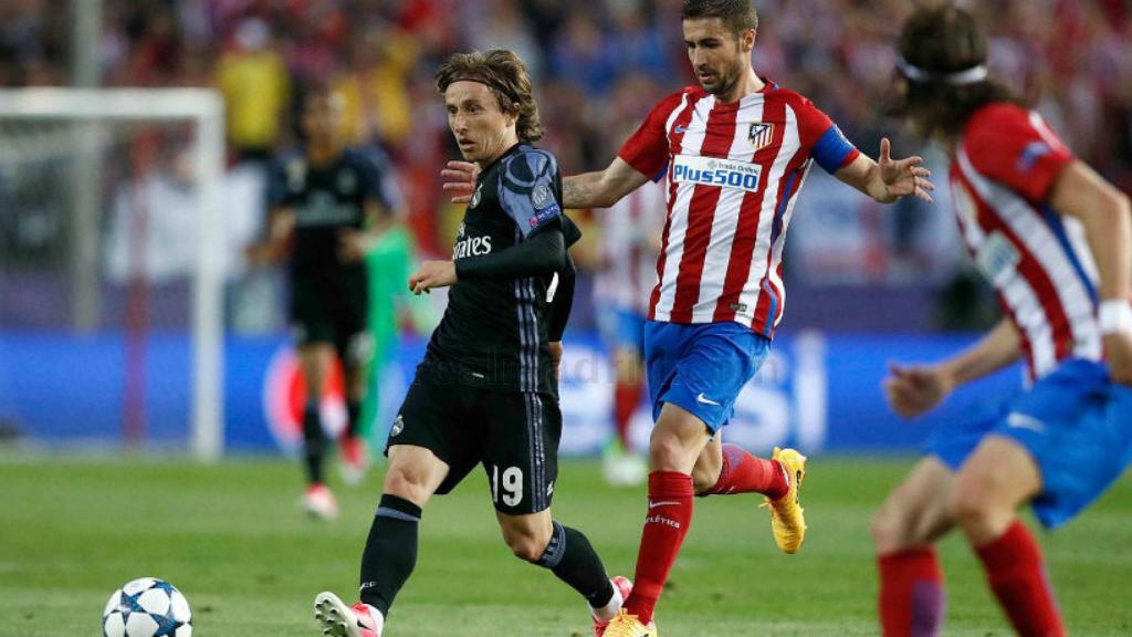 Gabi intenta arrebatar el esférico a Modric