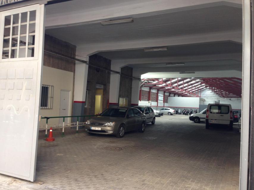 Depósito de vehículos de la Subdelegación del Gobierno en Cádiz. Al fondo, justo detrás de las motos de Policía, se encuentra el búnker en el que perpetraron el robo.