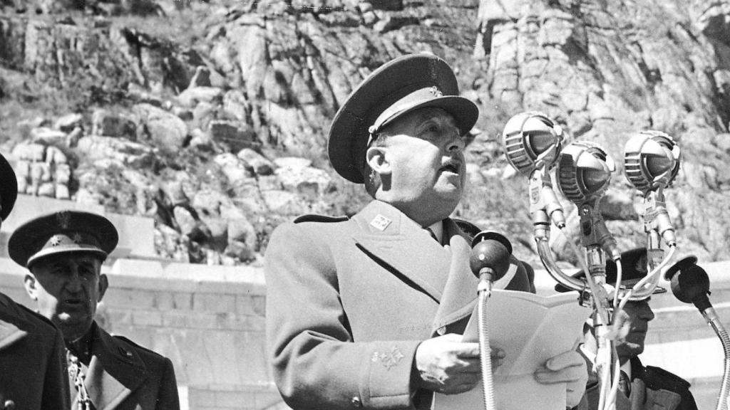 Franco pronuncia un discurso durante la ceremonia de inauguración del Valle de los Caídos en 1959.