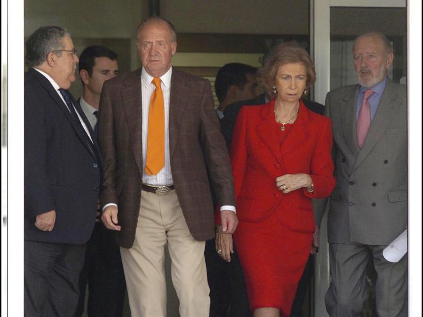 Los reyes salen de la clínica Ruber tras una de las numerosas operaciones a las que se ha sometido el emérito.