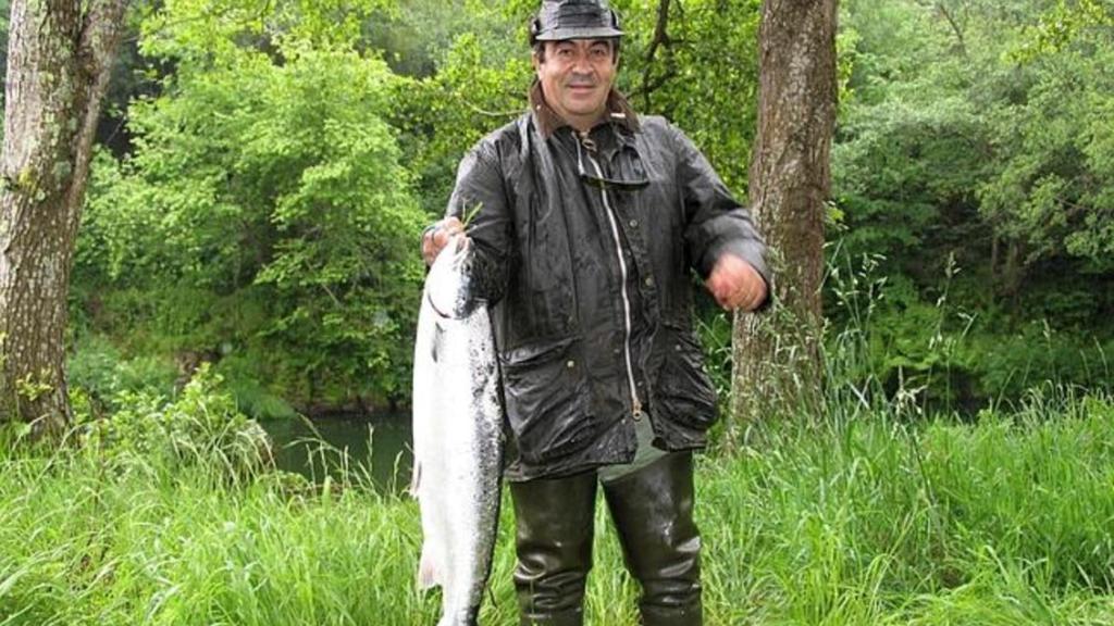 Francisco Álvarez-Cascos presentando una gran pieza de salmón pescada