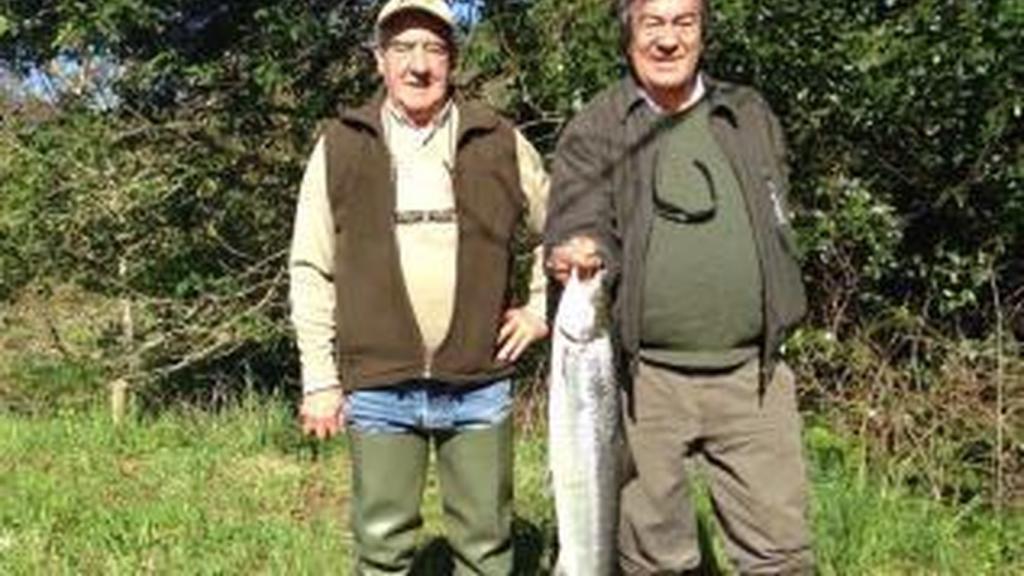 El exministro tras pescar un samón