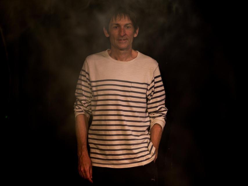 Albert Pla posa en el escenario de la sala Galileo antes de su concierto en Madrid.