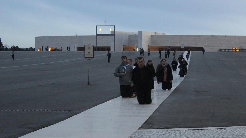 Largas hileras de peregrinos bajan la explanada del santuario arrodillados en la actualidad.