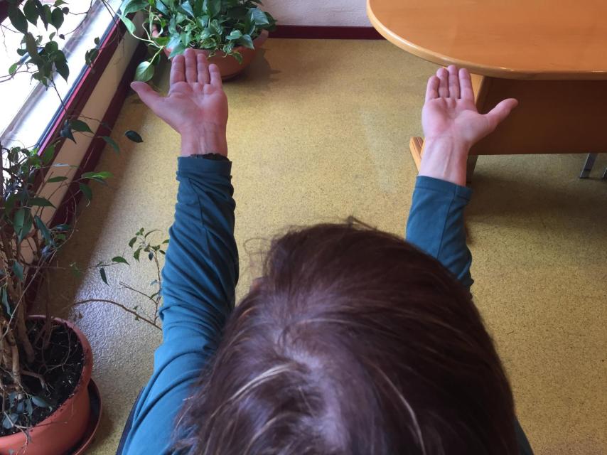 Las manos de Reme, cocinera ya en tiempo de Suárez.