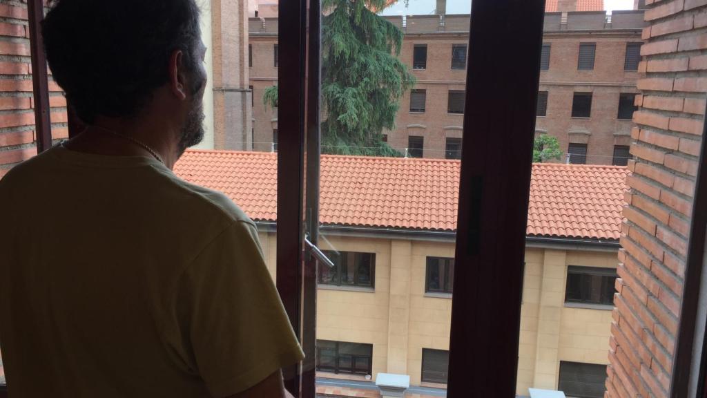 Juan entró como camarero el último año de Felipe González.