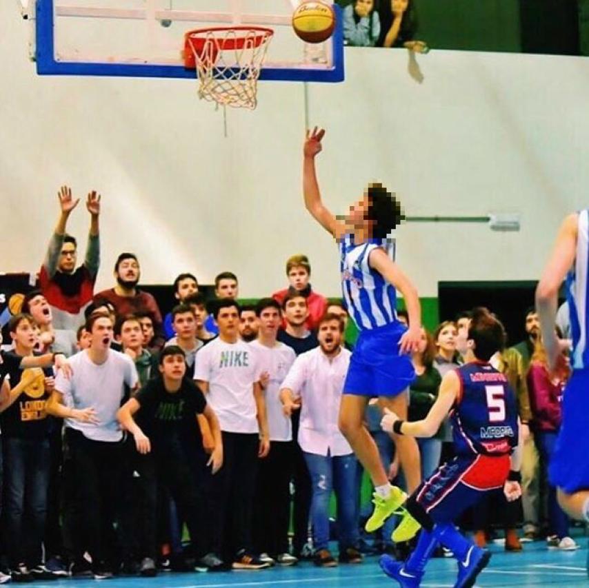 J. jugando a baloncesto en el equipo de su colegio.