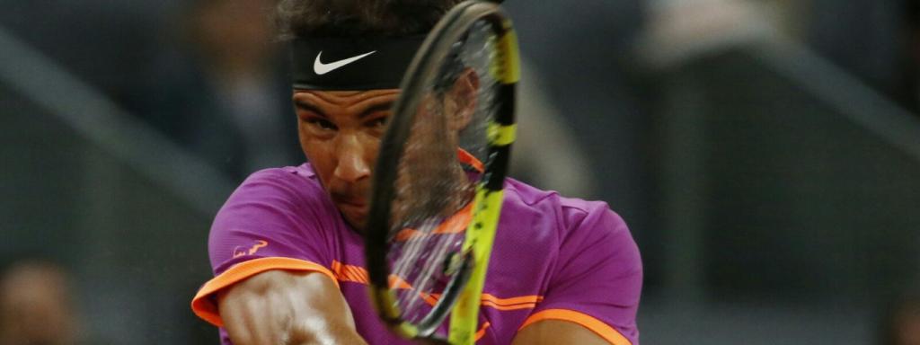 Nadal, golpeando un revés ante Goffin.