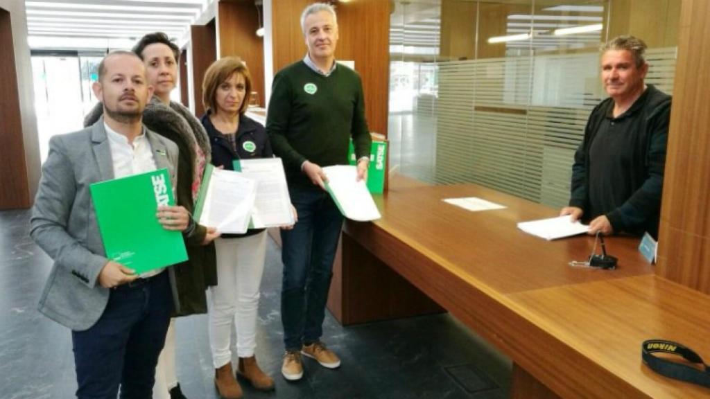 Momento de la entrega en la Consejería
