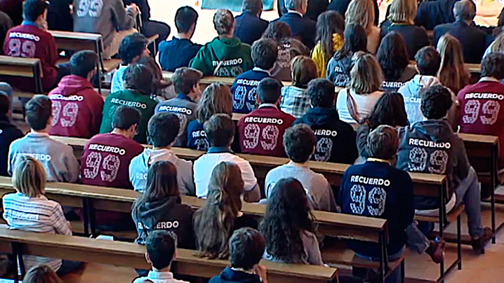 Los alumnos del Recuerdo en el funeral de sus compañeros.