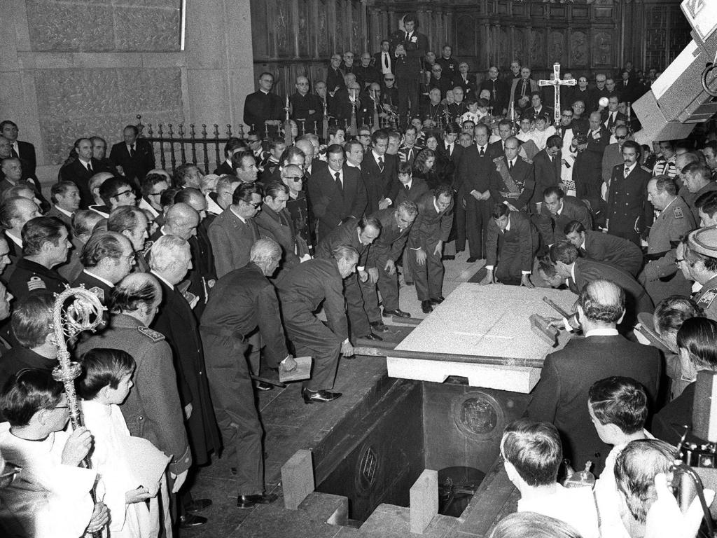 Llegada de los restos mortales de Franco, desde el Palacio Real al Valle de los Caidos para ser enterrado.