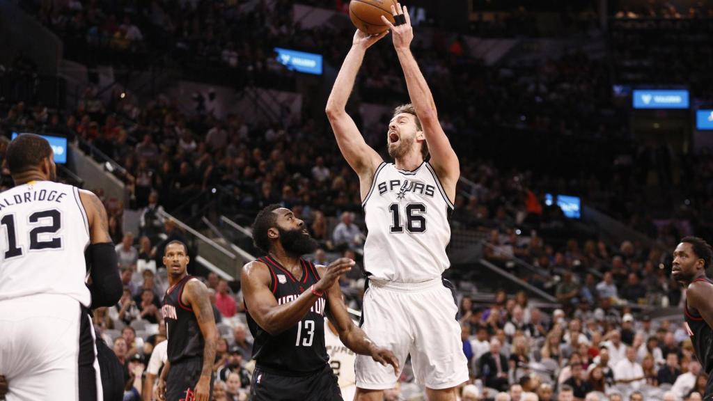 Pau Gasol tira a canasta.
