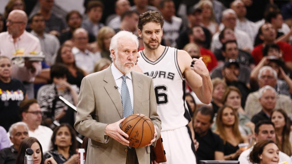 Pau Gasol junto a Popovich.