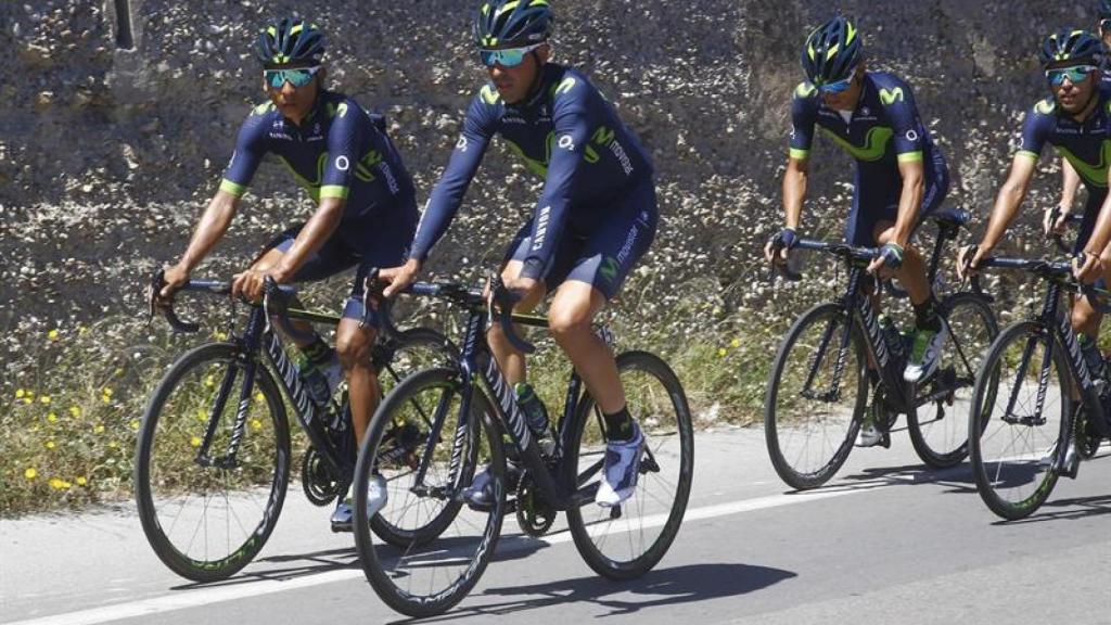 Nairo Quintana, junto a su equipo.