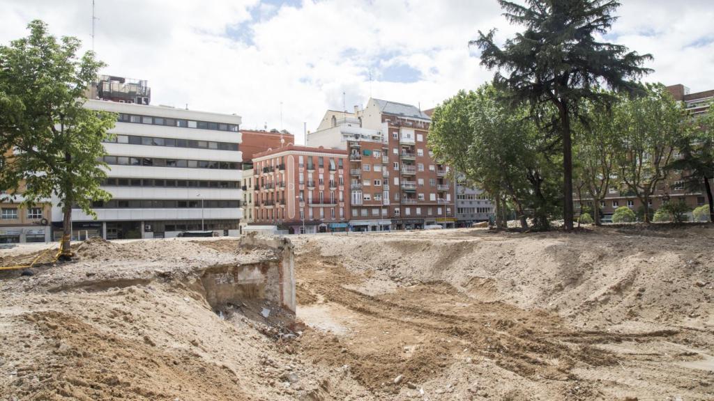El refugio es la pequeña cumbre que sobresale a la izquierda.
