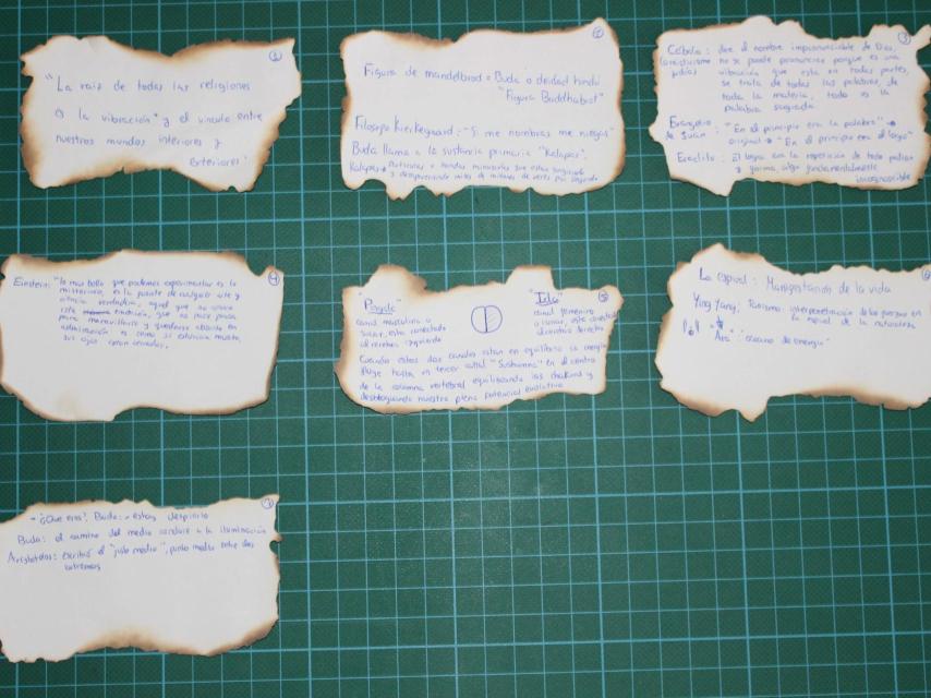 Algunos de los pergaminos encontrados en la habitación de Patricia Aguilar.