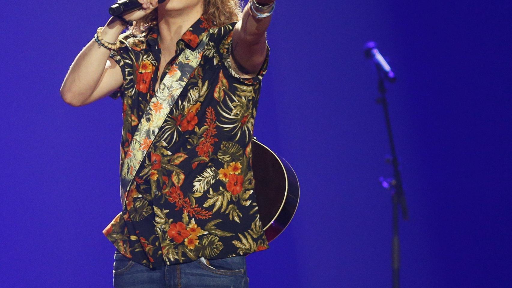 Manel Navarro ha elegido una estética de lo más veraniega para su actuación.