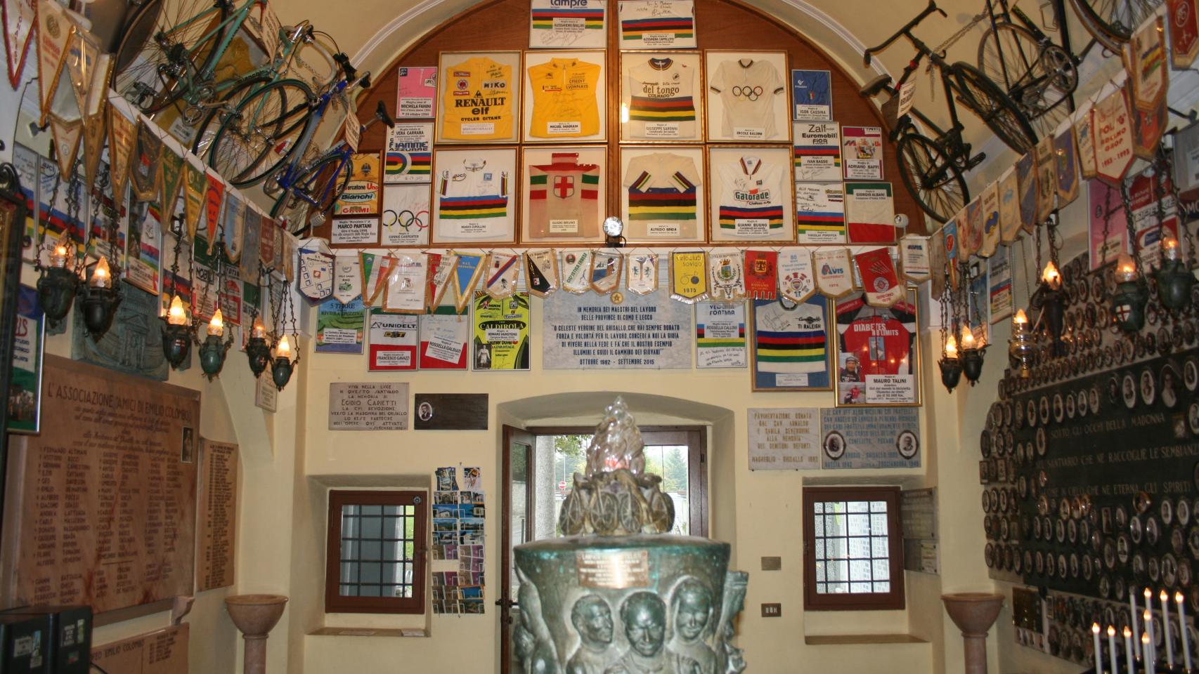 Imagen del interior de la Madonna del Ghisallo.