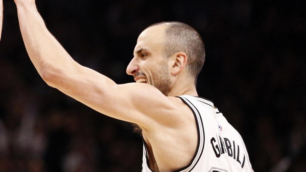 Pau Gasol y Manu Ginóbili chocan durante un partido .