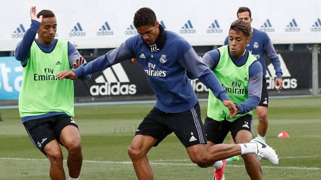 Varane intenta 'irse' de sus compañeros