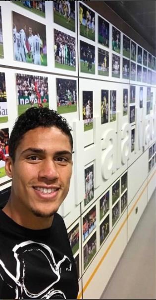 Varane, junto al muro de Valdebebas. Foto: Instagram (@raphaelvarane)