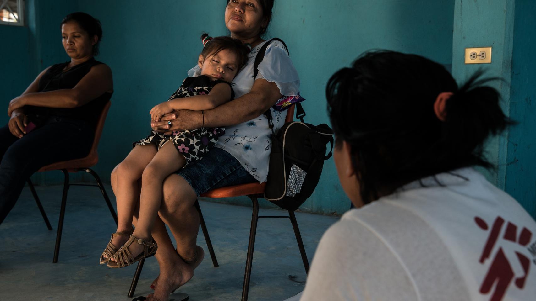 Una mujer descansa con su nieta en un refugio de migrantes de Tenosique.