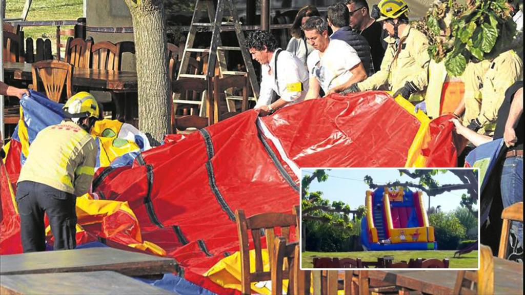 Los investigadores retiran los restos del castillo hinchable.