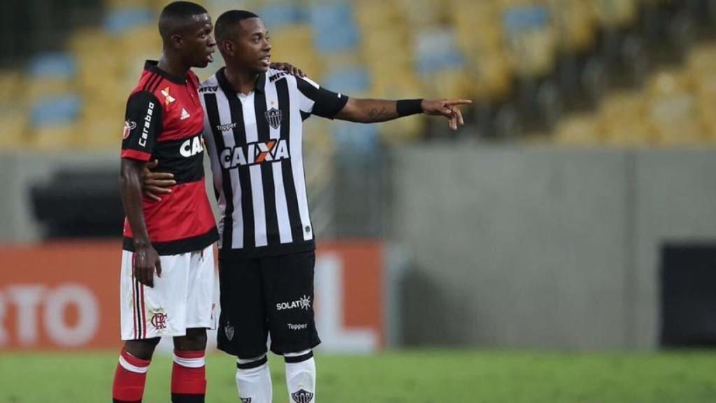 Vinicius con Robinho en su debut. Foto: Twitter (@vini11Oficial)