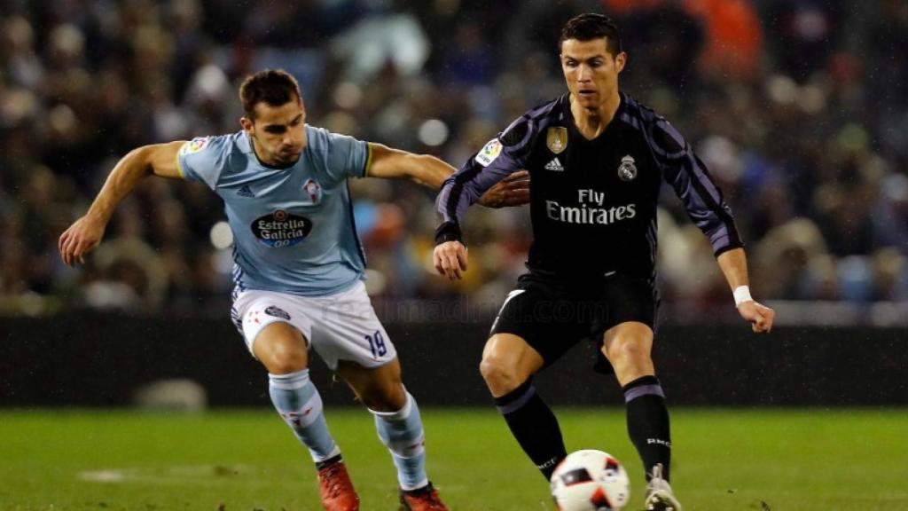 Cristiano Ronaldo disputa un balón en Balaídos.