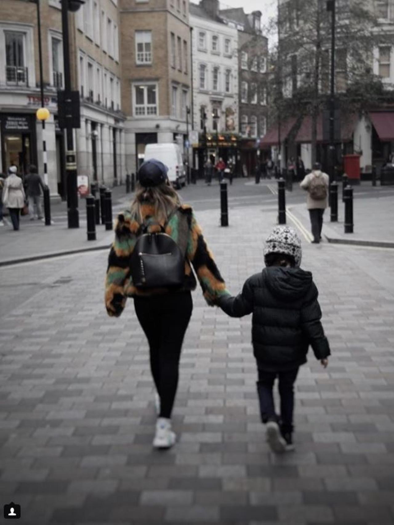 Captura de la imagen de Laura Escanes con el pequeño Julio.
