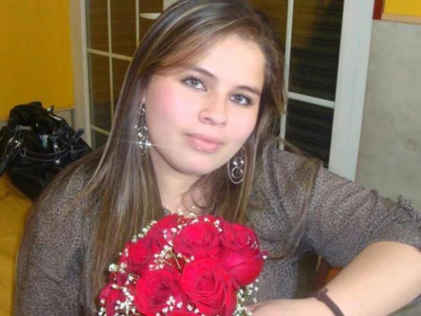 Eliana posa con un ramo de flores entre las manos.