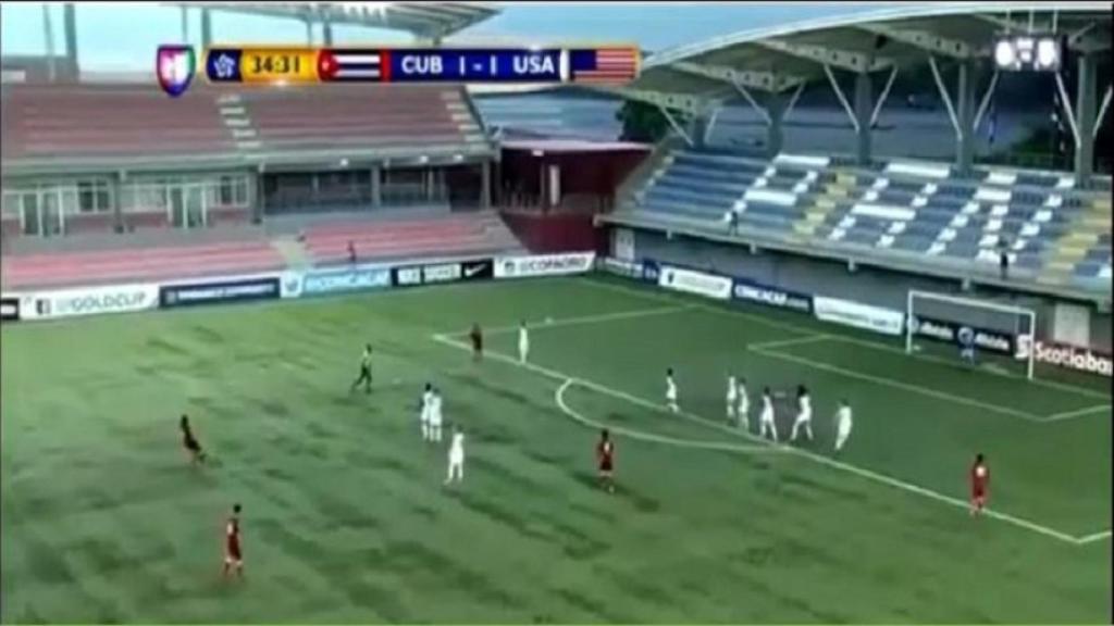 Imagen de la falta lanzada por Karel Espino. Foto: Youtube