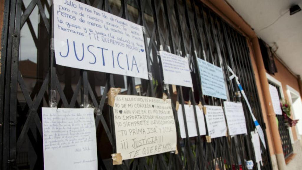 Así está la puerta del bar en el que presuntamente Julito recibió la mortal paliza. Foto: Héctor Martín.
