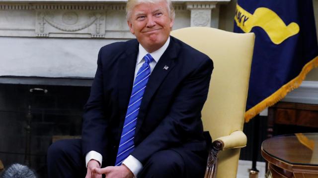 Trump escucha las preguntas de los medios en el Despacho Oval.