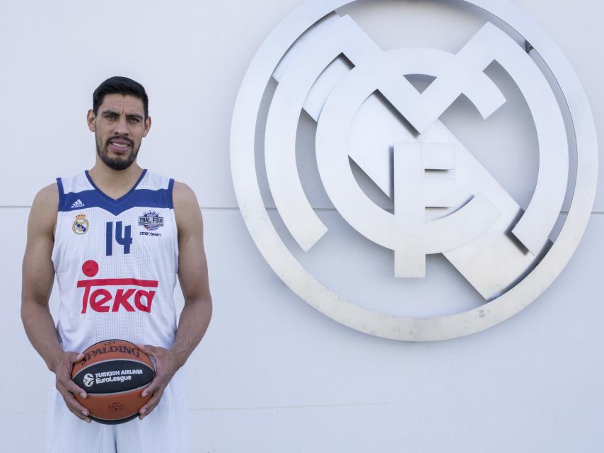 Ayón posa junto al escudo del Real Madrid.