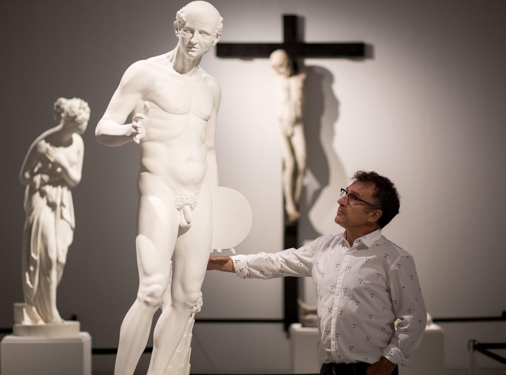 Mateo Maté mira el Discóbolo que ha envejecido 40 años.