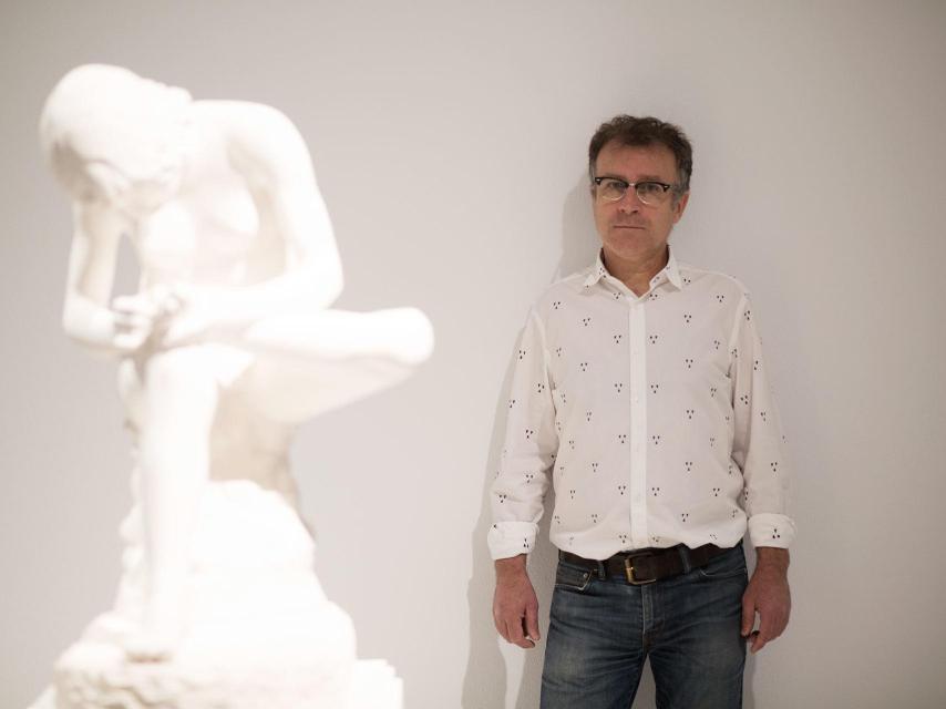 El artista junto a la Niña de la espina.